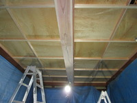 茶の間の天井（3尺角の杉の天井材）迫力があります！
建屋が低く現れていた梁は包みました！