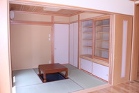 奥様の趣味の部屋です。
掘りごたつ付の４畳半の和室です。