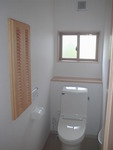 浴室入り口にあったトイレを位置を変えて、様式水洗便器にしました(^O^)