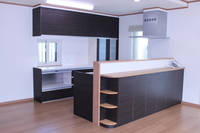 I型キッチンを対面に設置、正面にはカウンター、下部は収納棚をキッチン面材に合わせ創りました。