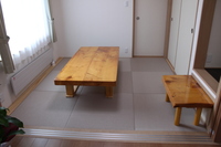 旧家に有った長テーブル、新しい部屋には大きかったので切断し短くしました。
短くした方は仏壇の前机として再利用しました。